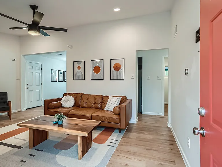 306 E Powell Ln — Photo 2