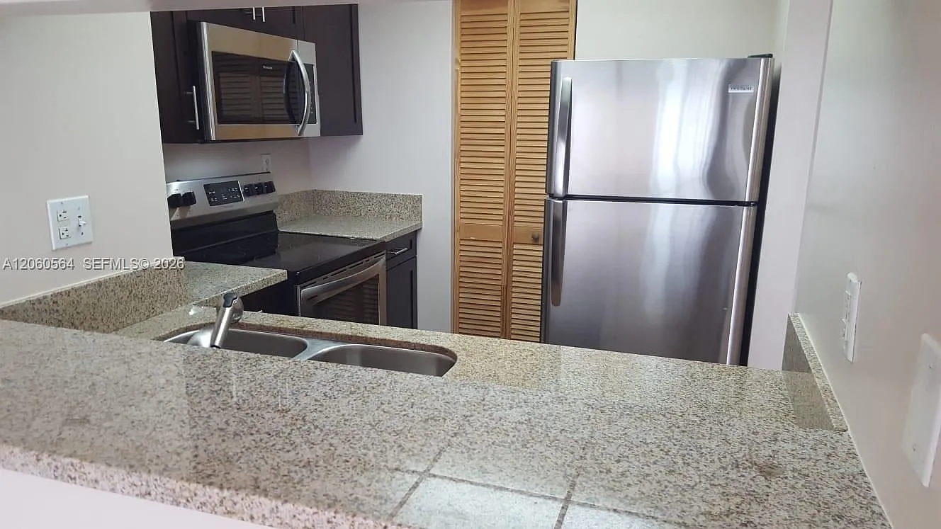 Madison Downtown Condo — Photo 2