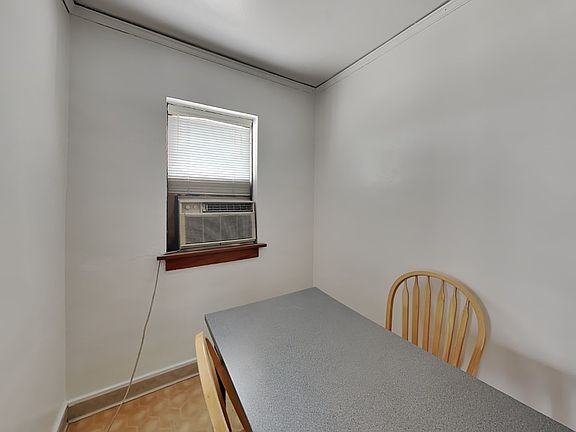 2nd image of 909 S 1st St #Eb70f983a