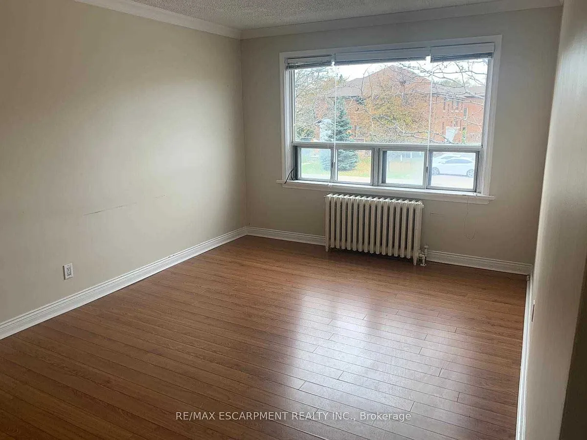 Photo 2 of 4 - 243 A Lakeshore Rd E #1 - Mississauga, ON Building Photo - 243 A Lakeshore Rd E #1