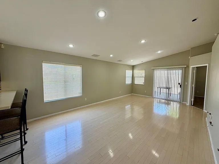 276 Heatherstone St — Photo 3