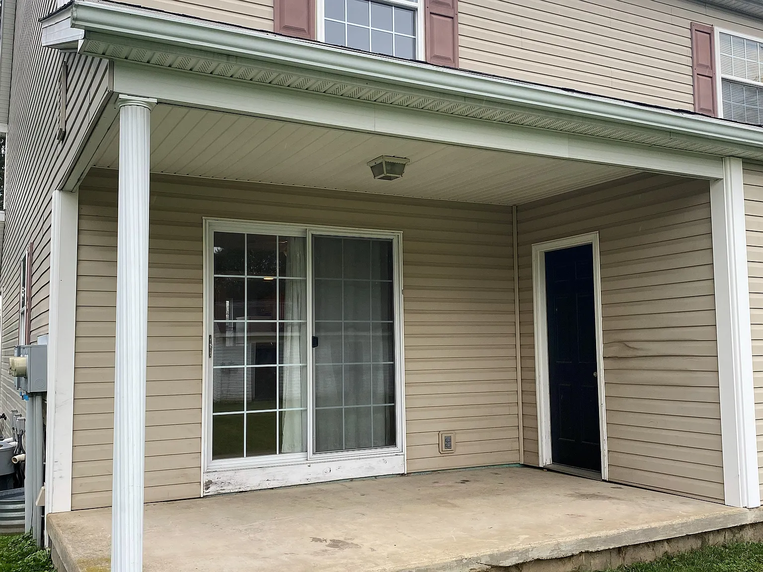 3 bed, 2.5 bath, $1,100 — Photo 2