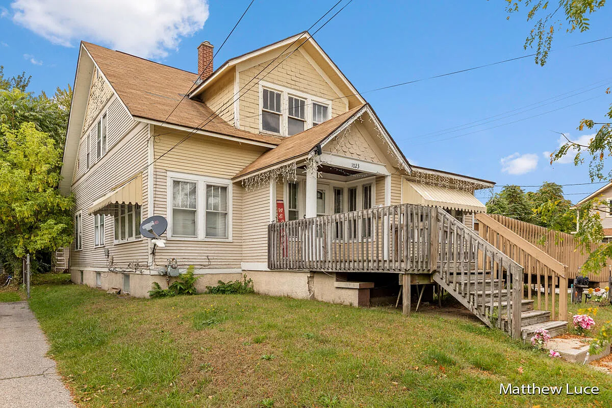 1023 Alexander St SE photo 1