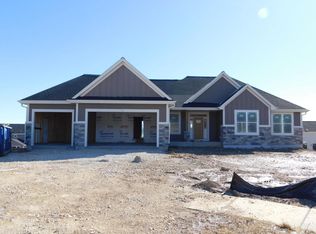 716 Hummingbird Ct, Grafton, WI 53024