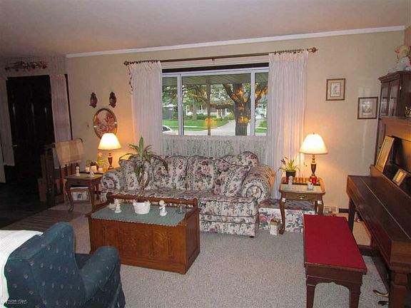 4th image of 7055 Yorktown Ln