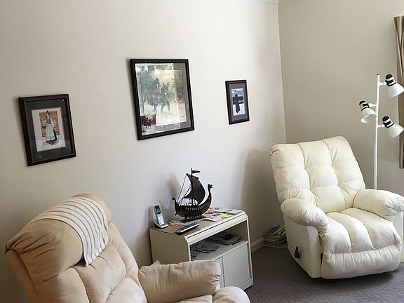 vaulted ceilings with plant shelf