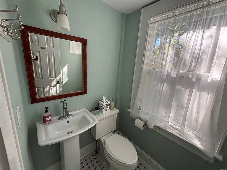 63 Kings Hwy N — Photo 9