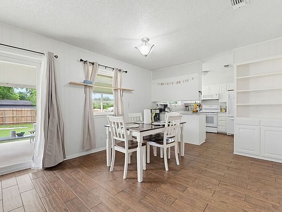 4th image of 902 Lynn Ln