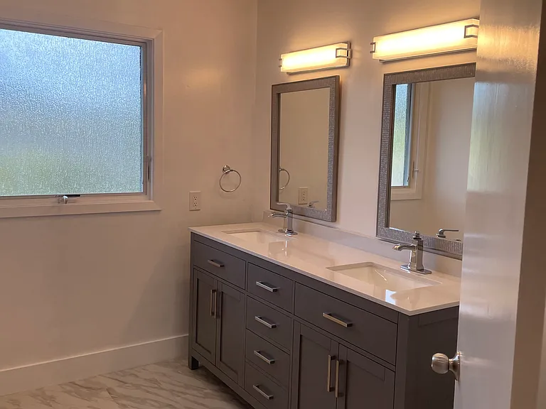 Shared bath with double sinks