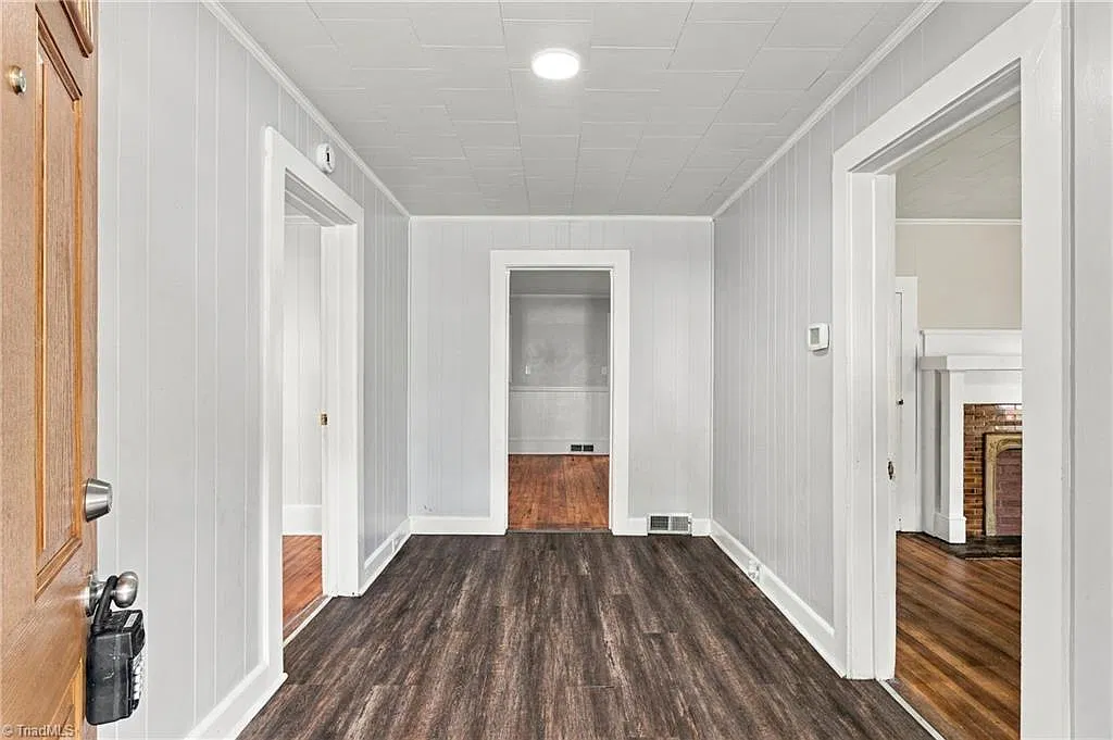 3 bed, 1.0 bath, 1180 sqft, $1,250 — Photo 3