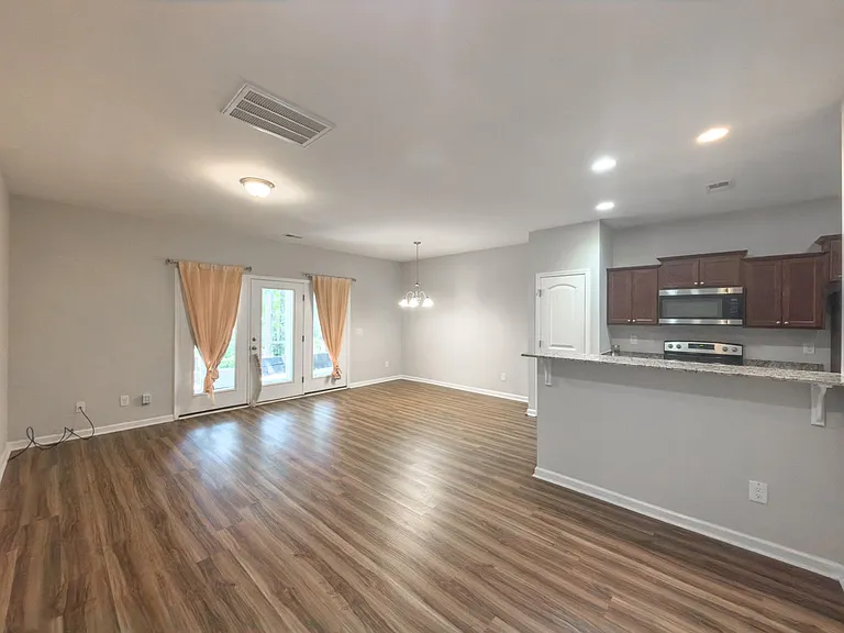 150 Buchanan Cir — Photo 2