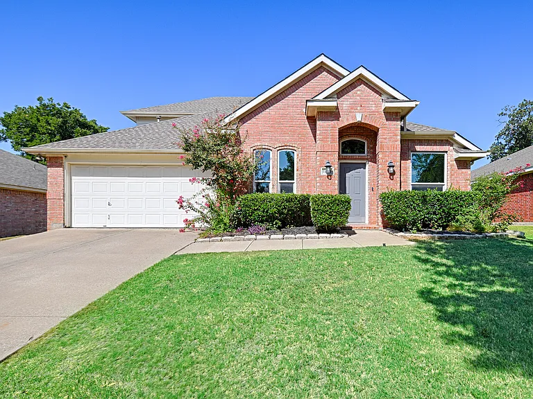 1404 Carriage Ln — Photo 2