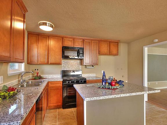 4th image of 468 Ezie St