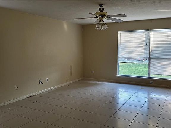 3rd image of 16922 Sloandale Ct