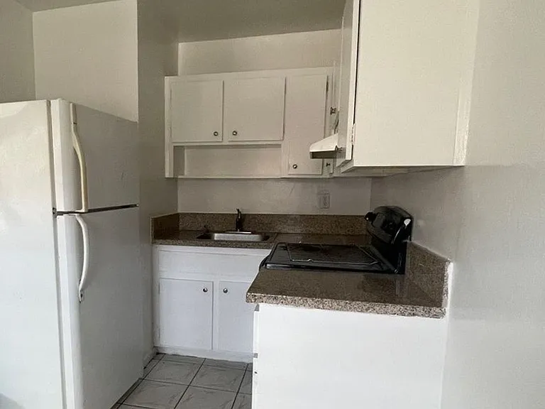 920 SW 15th Ter — Photo 3