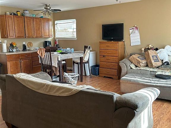 3rd image of 929 Clearfield Dr