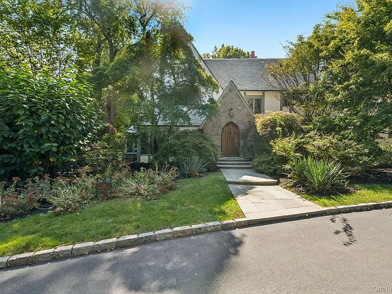 18 Heights Rd — Photo 4