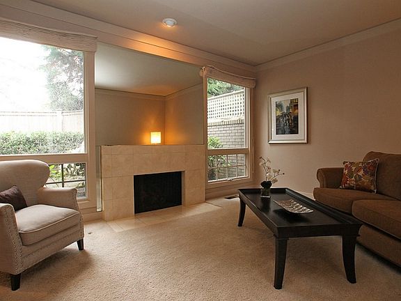 3rd image of 1720 Bellevue Way NE