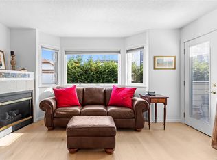 9725 4th St #204, Sidney, BC V8L 2Y8