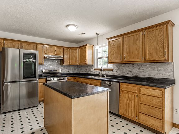 5th image of 1203 Lindsey Ln