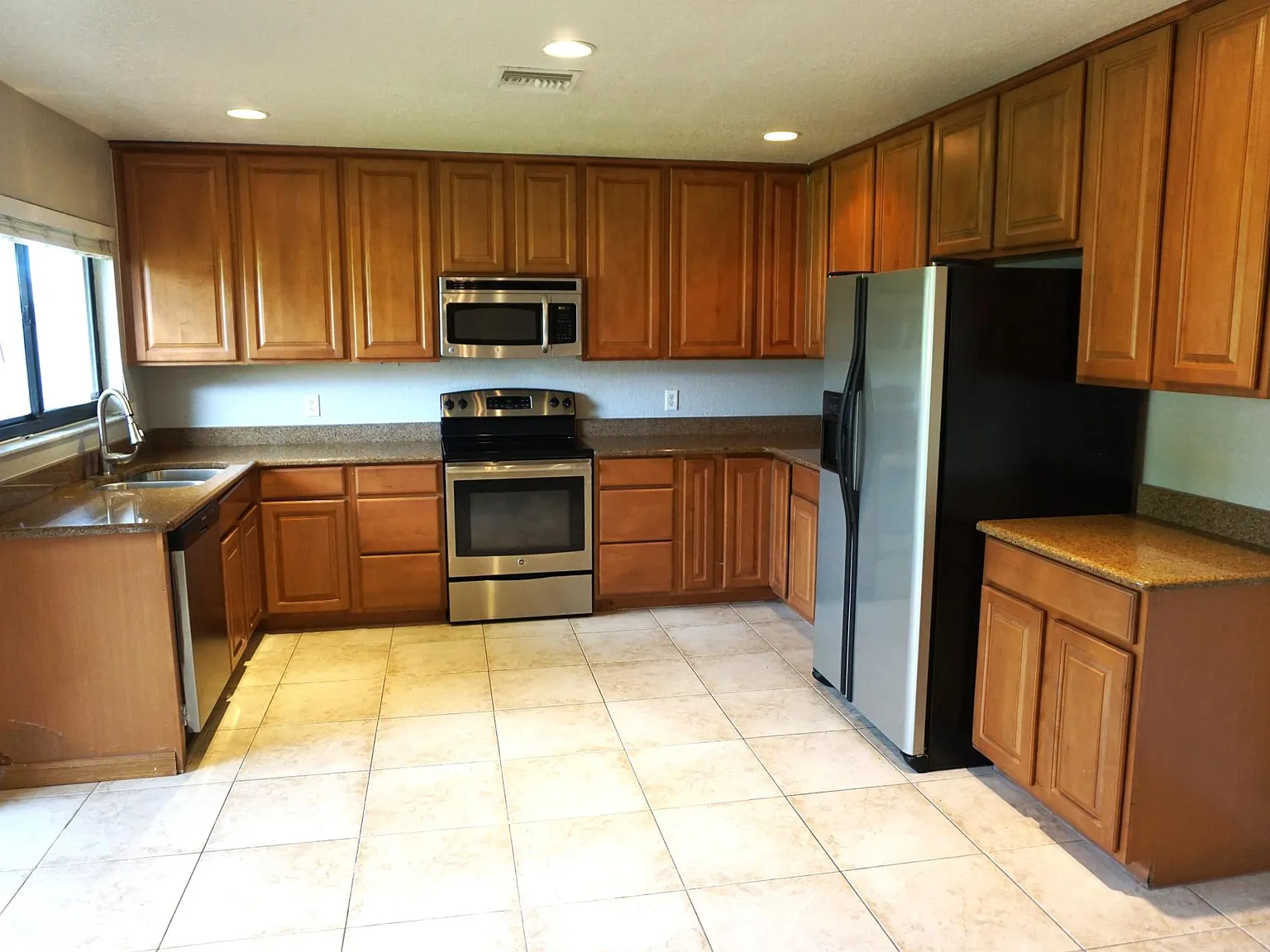 8029 N Madeira Ct — Photo 2