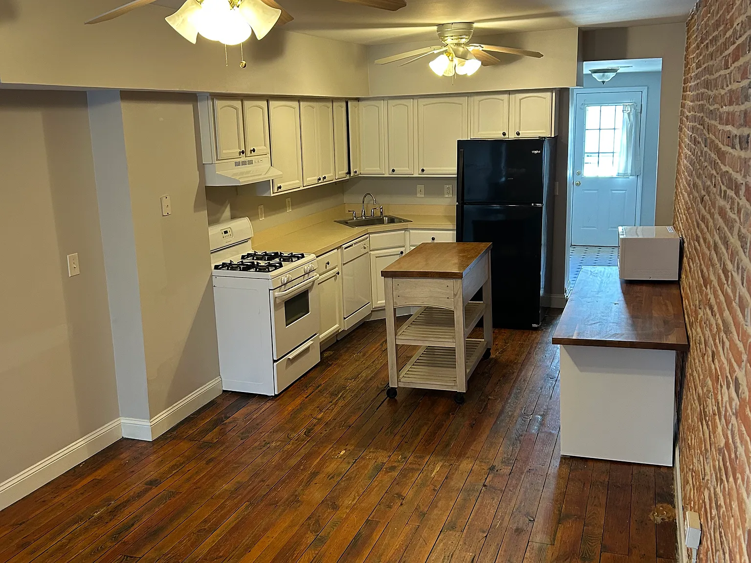 2 bed, 1040 sqft, $2,000 — Photo 3