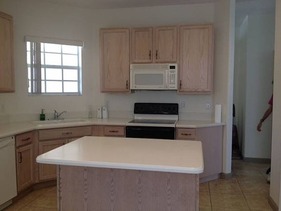 Kitchen w/eat in area