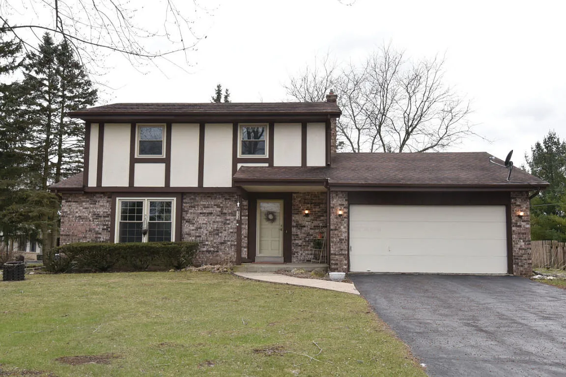 W226N8137 Rolling Hills Dr photo 1