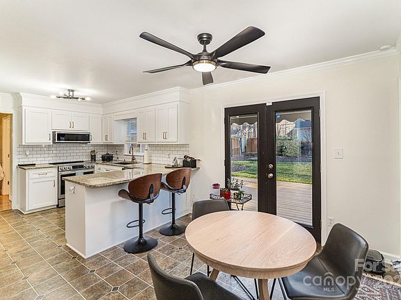 5th image of 907 Paul Revere Ln
