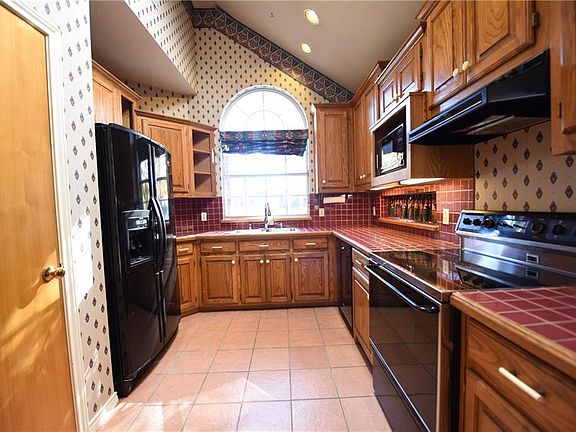 5th image of 8927 Clubcreek Cir