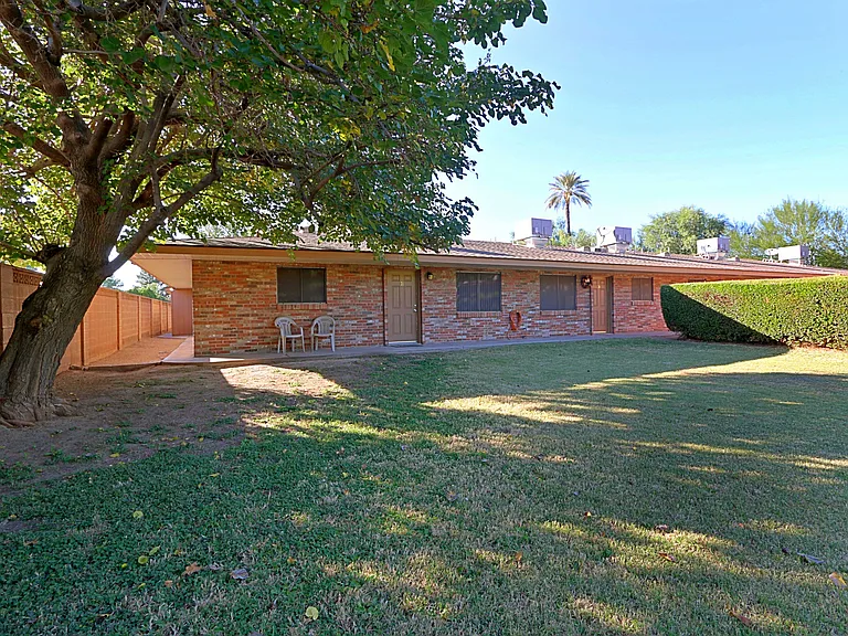 707 W Rose Ln — Photo 9