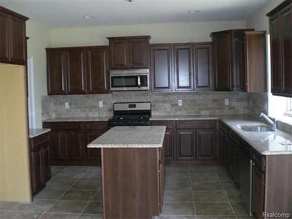 2nd image of 48119 Kingston Dr