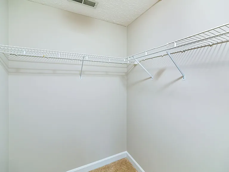 10 Hampshire Ln — Photo 28