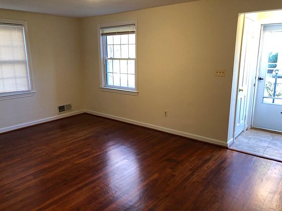 5th image of 213 Blandford St