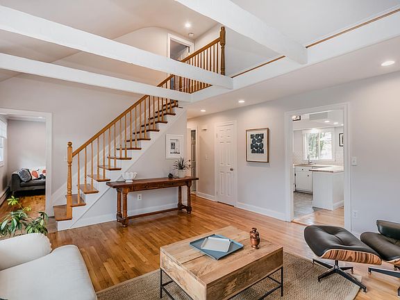 4th image of 80 Oak St