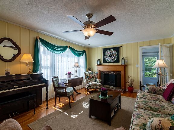 3rd image of 209 Hockett St