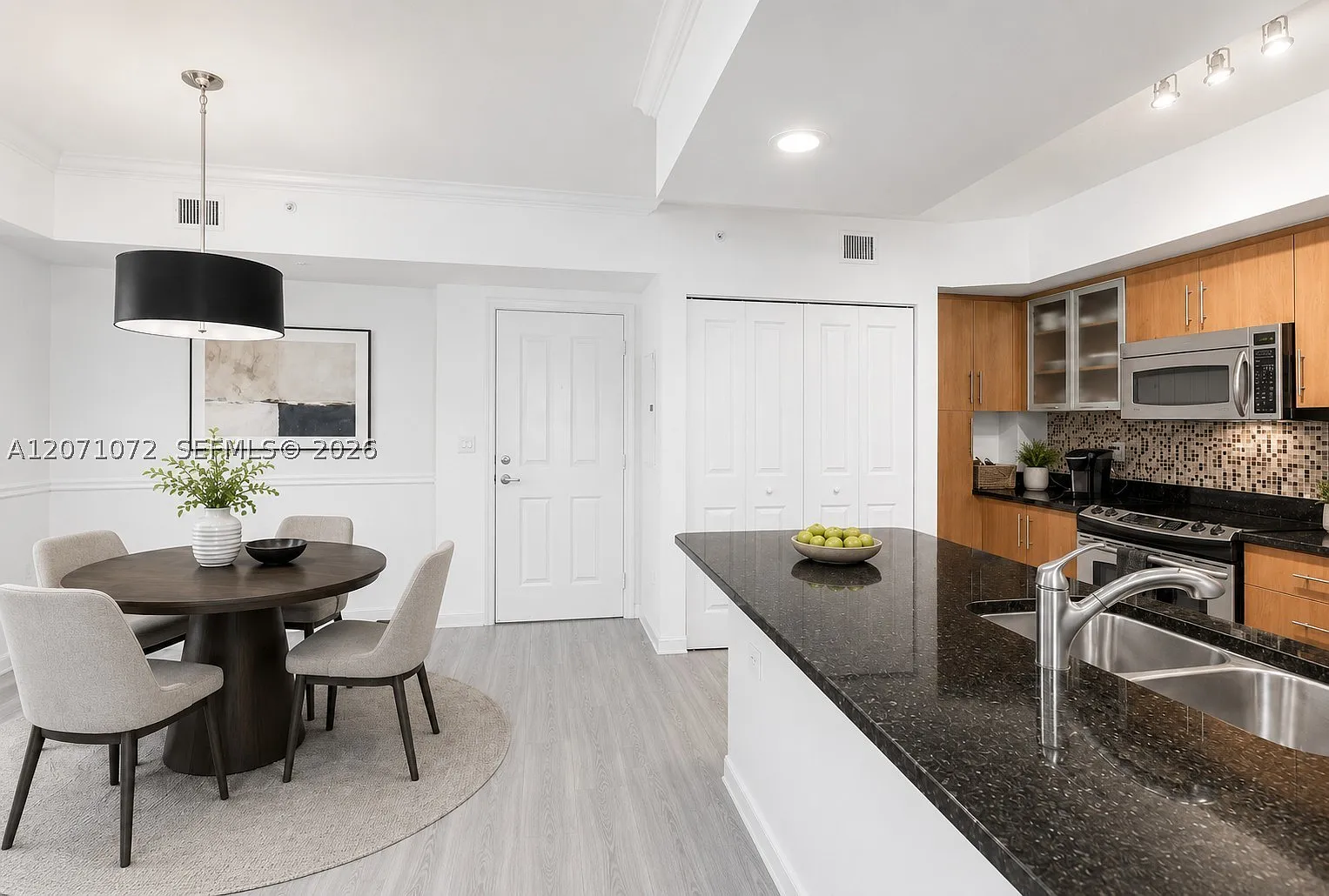 2 bed, 2.0 bath, 1138 sqft, $3,000 — Photo 2