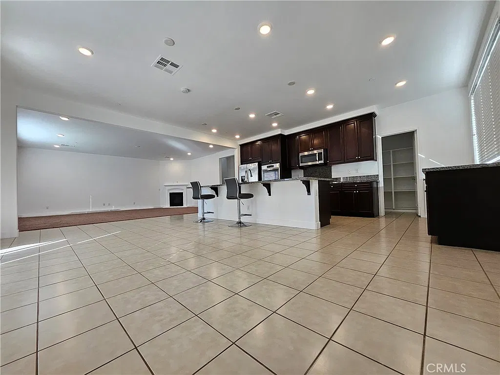 4 bed, 2867 sqft, $4,100 — Photo 3