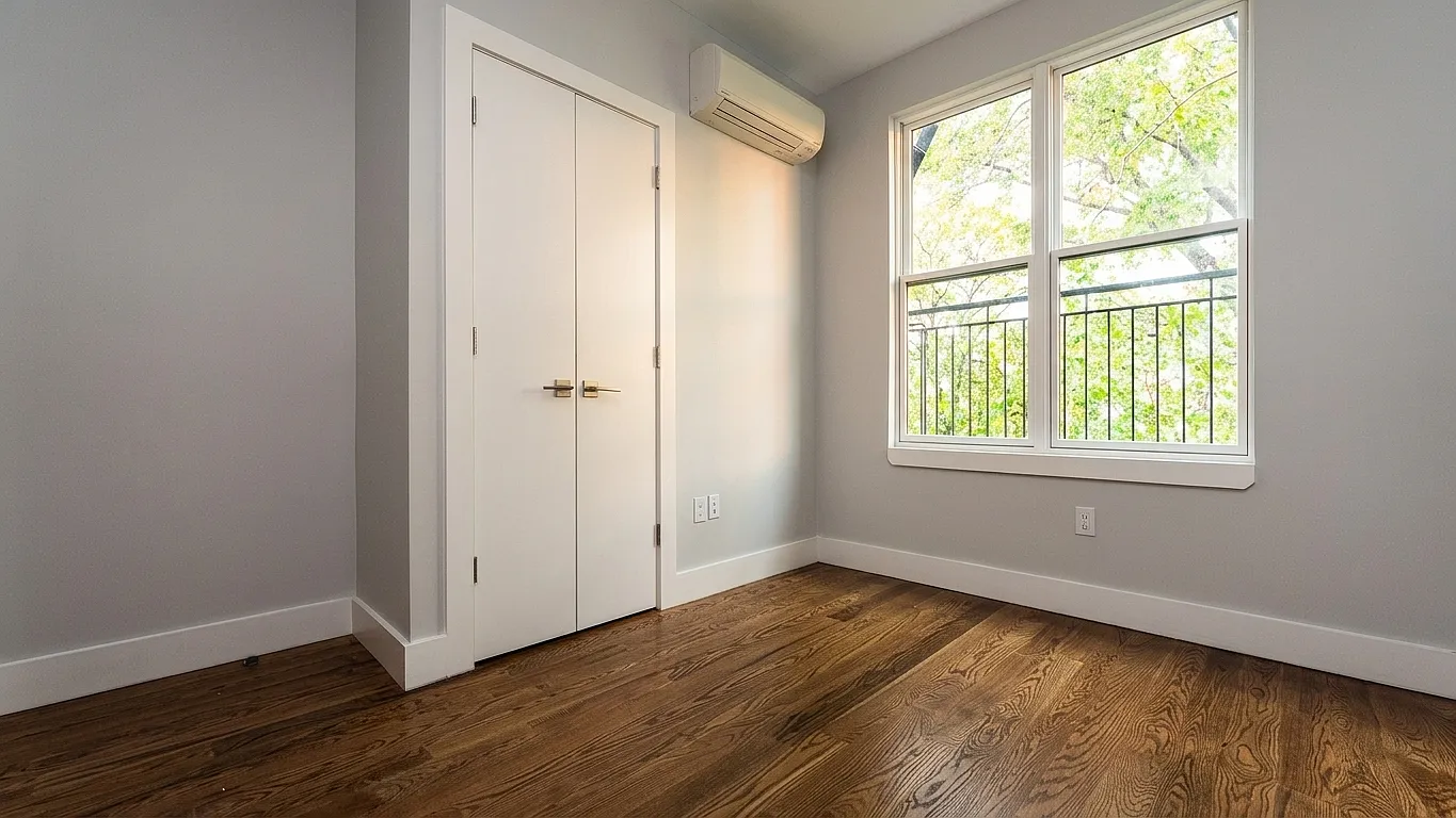1352 Jefferson Avenue — Photo 4
