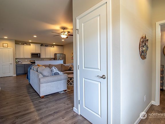 4th image of 515 Sigrist Drive E