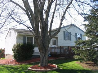 120 Cranberry Dr, Farmington, NY 14425