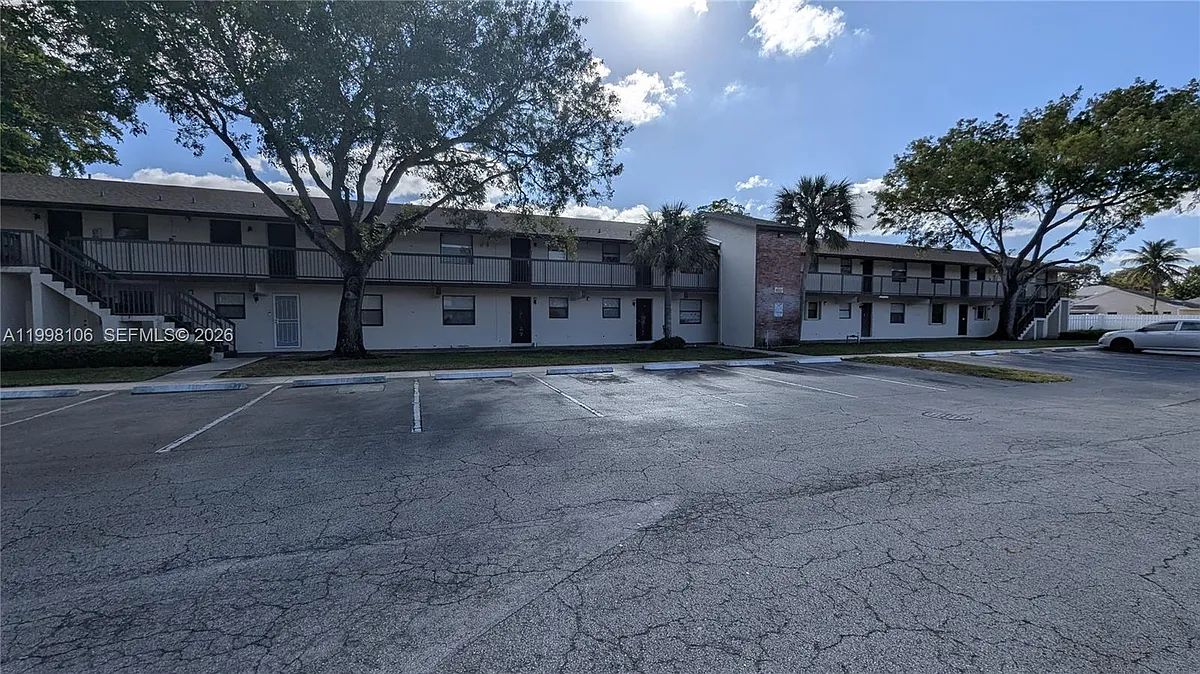 Building Photo - 6001 Shakerwood Cir #205