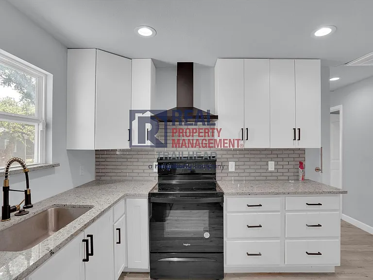556 NW Lorna St — Photo 9