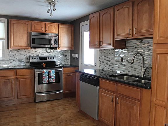 3rd image of 51 Brent St