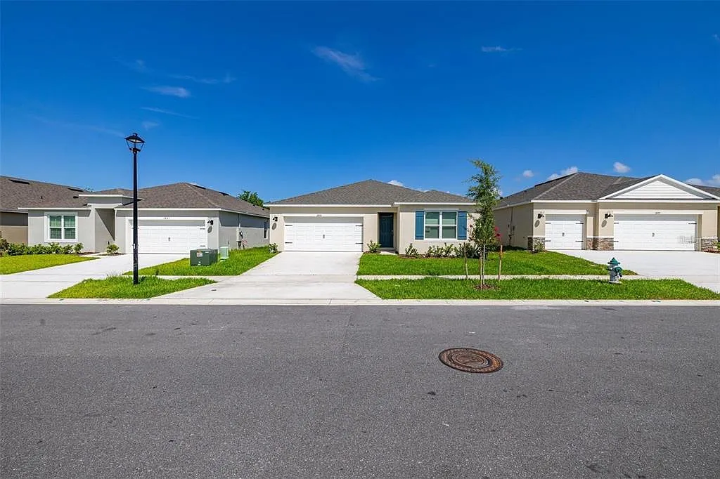 3 bed, 2.0 bath, 1800 sqft, $2,300 — Photo 3