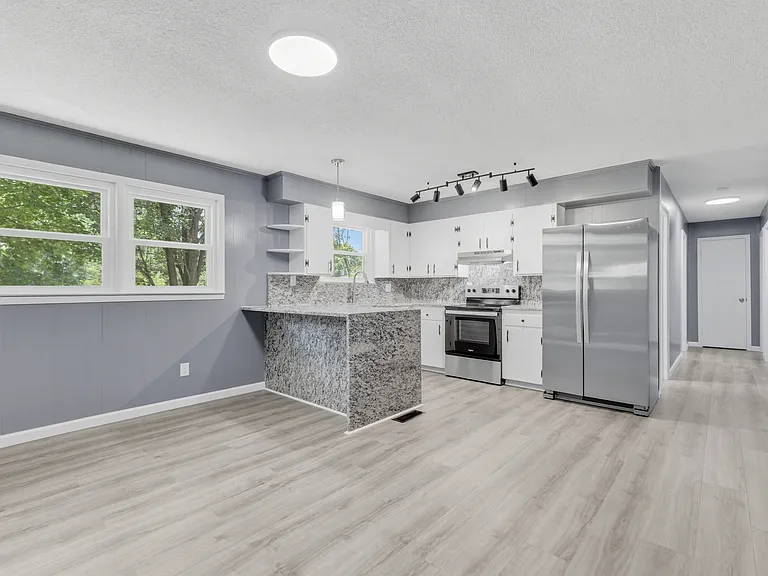 310 McDonald Dr — Photo 2