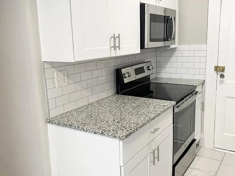 996 Greenwood Ave NE #7 — Photo 4