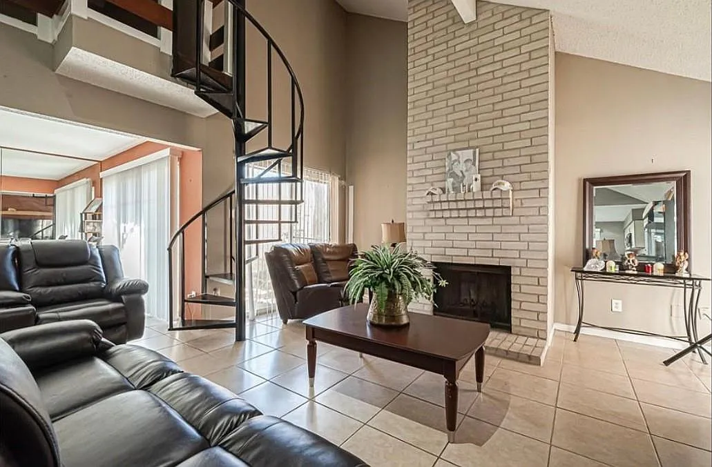 3 bed, 2338 sqft, $1,900 — Photo 2