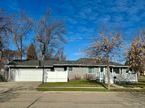 219 12th Ave NE, Devils Lake, ND 58301