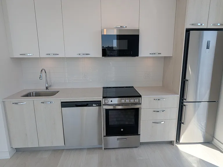 75 James St S #1014 — Photo 6